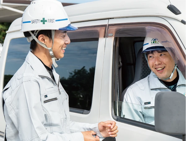 先輩社員と笑顔で話す土木技能者のKさん