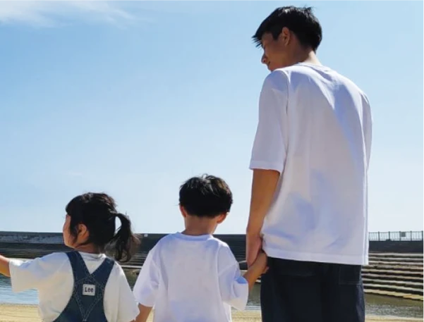 家族と屋外で過ごすKさんの様子
