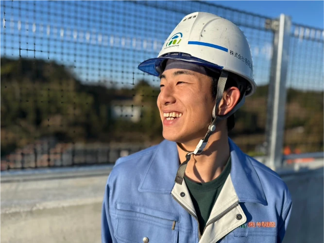 笑顔を見せる土木技能者のKさん