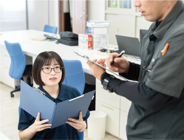 現場で打ち合わせをする建設ディレクターのIさん