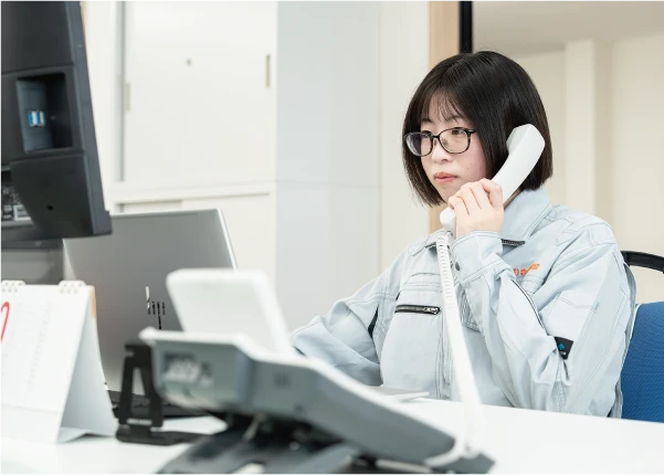 本社で電話対応をするIさん