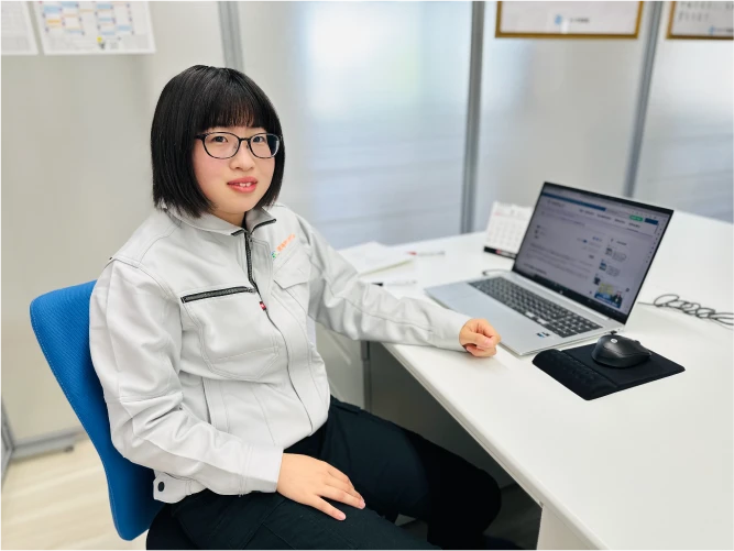 デスクで仕事をする建設ディレクター・総務のIさん